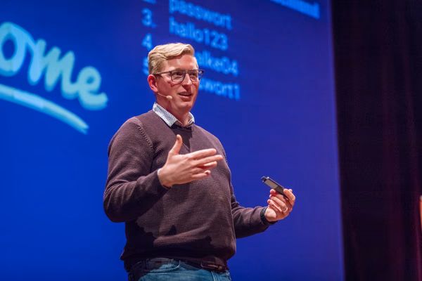 Chris Wojzechowski - Live Hacking Vortrag