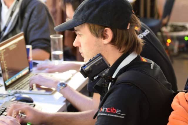 Eine Action Cam auf der Schulter eines Teilnehmers der Cyber Security Challenge 2016
